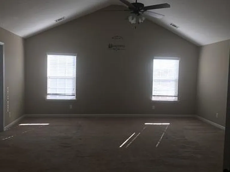 607 Red Oak Ln — Photo 5