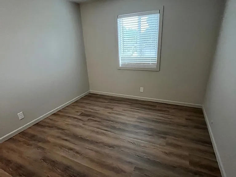 1404 Toole Ave — Photo 16