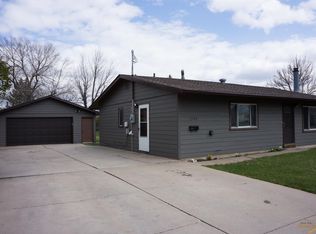 1206 Woodlawn Dr, Rapid City, SD 57701