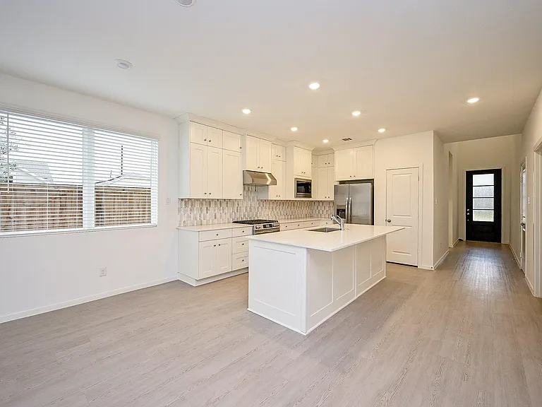 6427 Seafoam Lake Dr — Photo 24