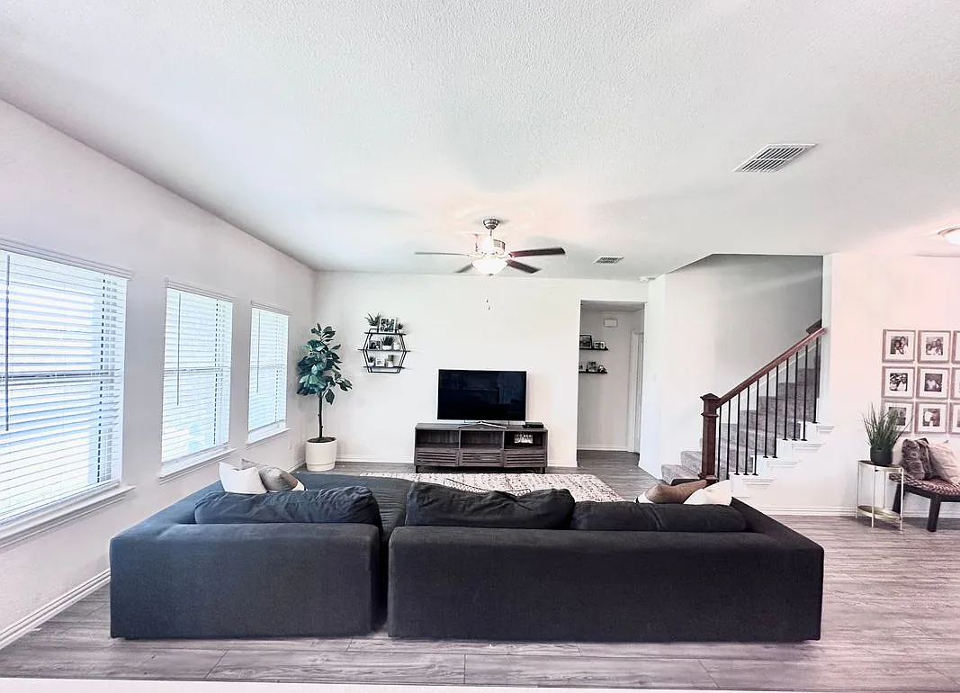 4 bed, 3.0 bath, 2363 sqft, $2,300 — Photo 4