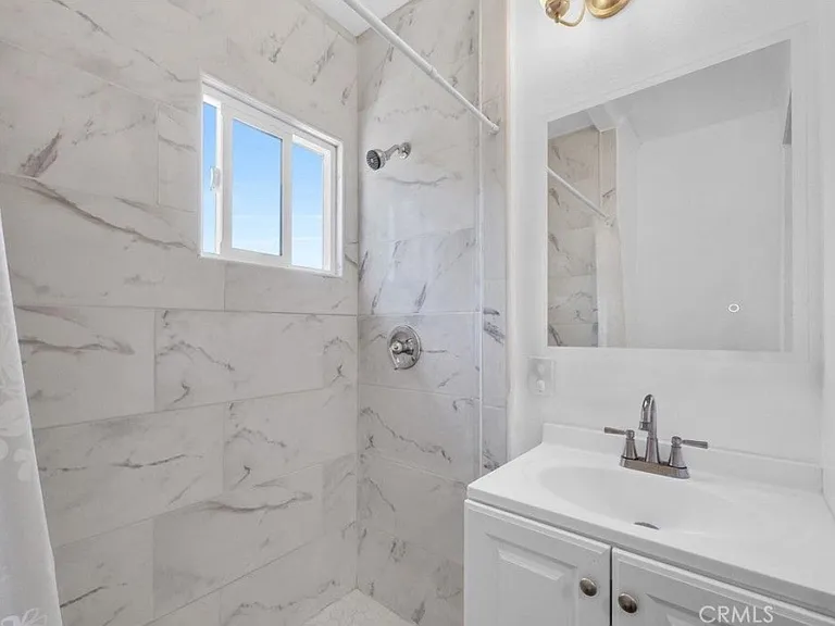 820 S Van Ness Ave — Photo 8