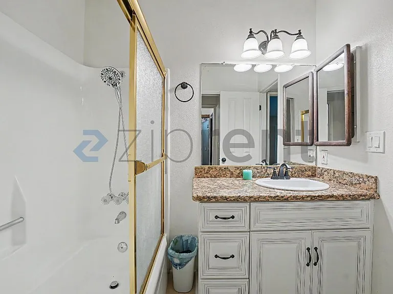 8633 Balboa Blvd #2 — Photo 13