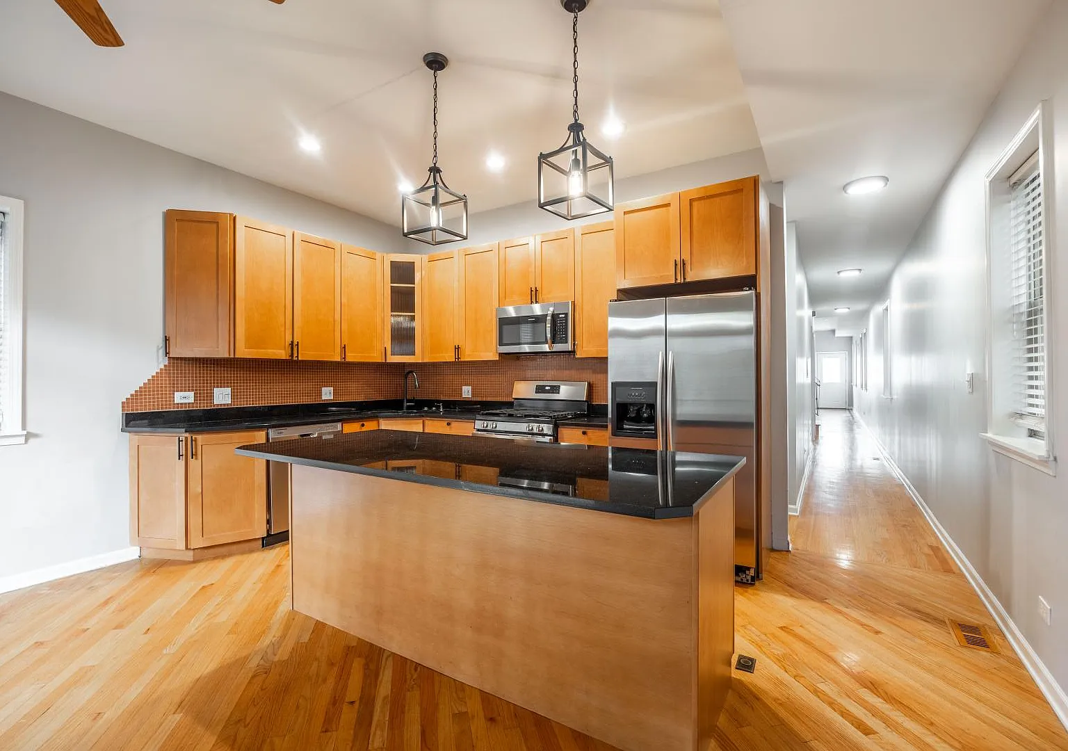 4 bed, 3.5 bath, 2900 sqft, $6,100 — Photo 1