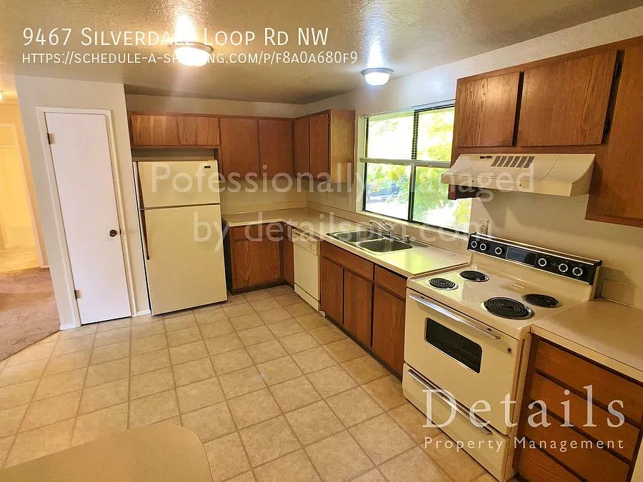 2 BR Duplex in Quiet Silverdale Setting — Photo 4