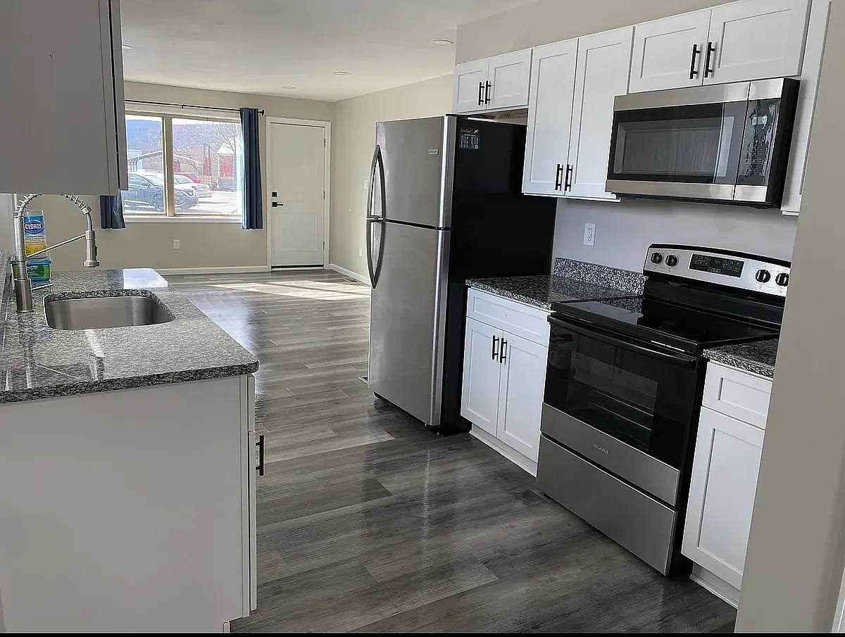 3 bed, 1.5 bath, 1400 sqft, $1,700 — Photo 2