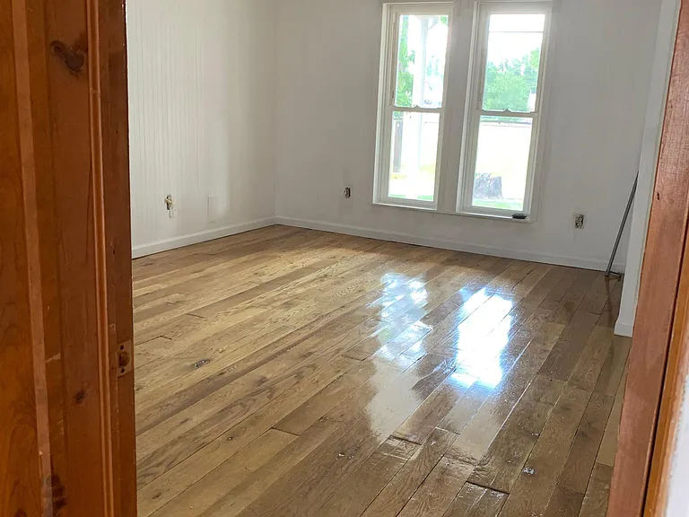 112 N Maple St — Photo 2