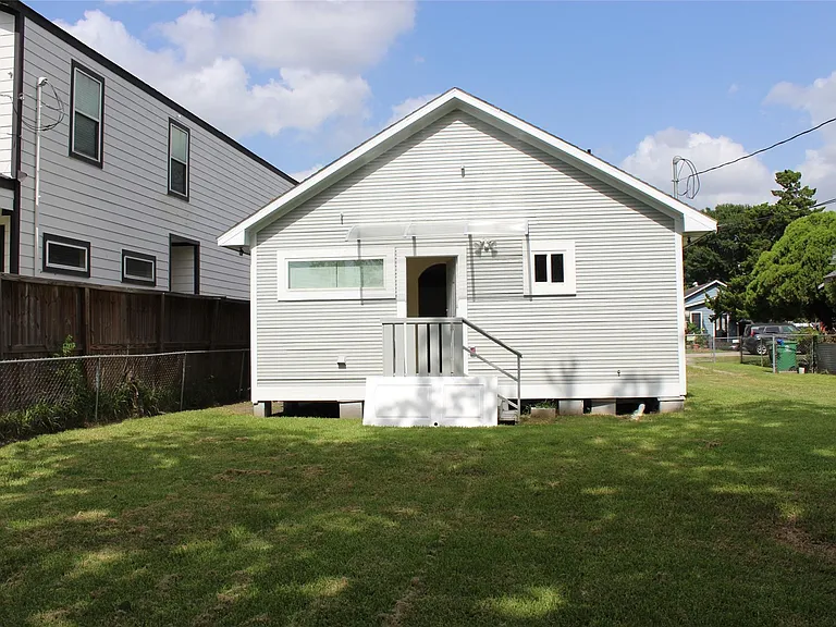 410 Hahlo St — Photo 24