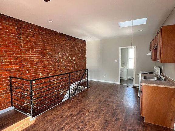 5th image of 1867 Clarence St Floor 2