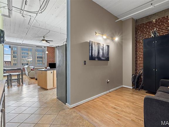 5th image of 1627 Locust St APT 406
