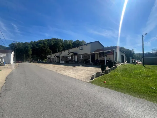 25 Adams St, Chapmanville, WV 25508