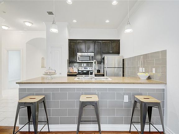 3rd image of 398 Mesa Dr APT B