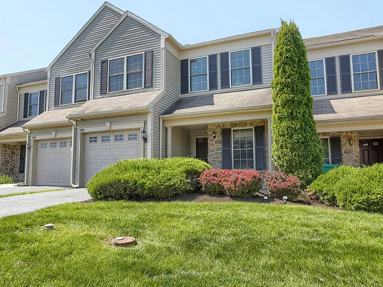 690 Stoverdale Rd — Photo 3