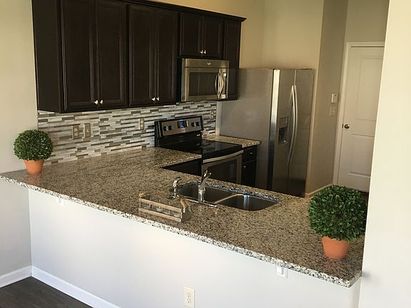 4th image of 135 Highland Pointe Cir E