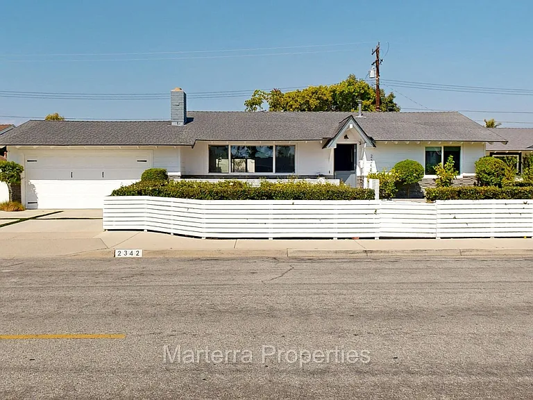 2342 Fordham Dr — Photo 2