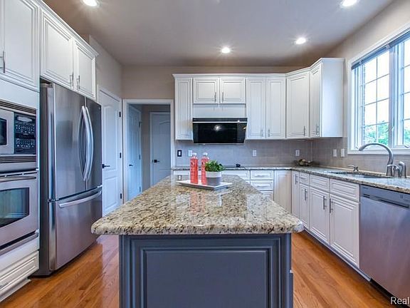 5th image of 50548 Langley Dr