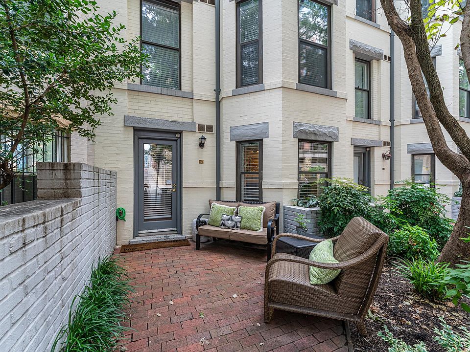 Private Front Patio with Private Separate Entrance!
