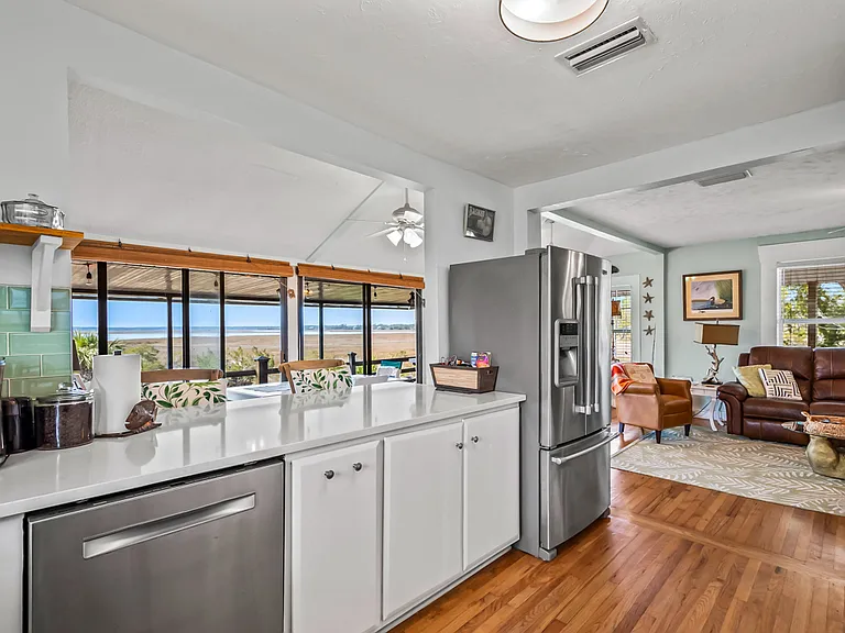 4 Oyster Bay Dr — Photo 5