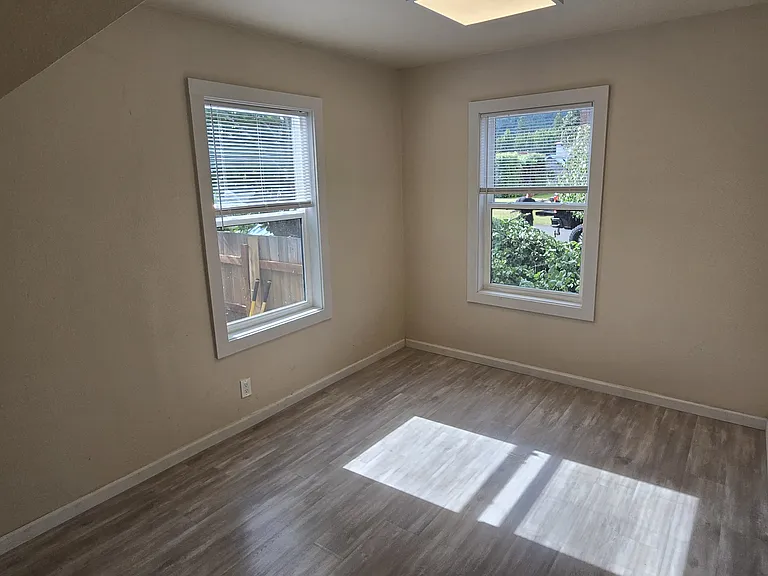 170 SE Grove St — Photo 6
