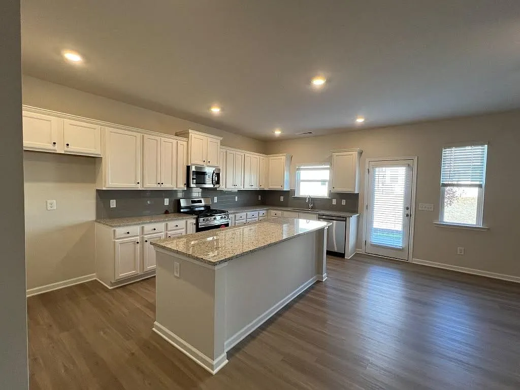 4 bed, 2.5 bath, 2282 sqft, $2,350 — Photo 4