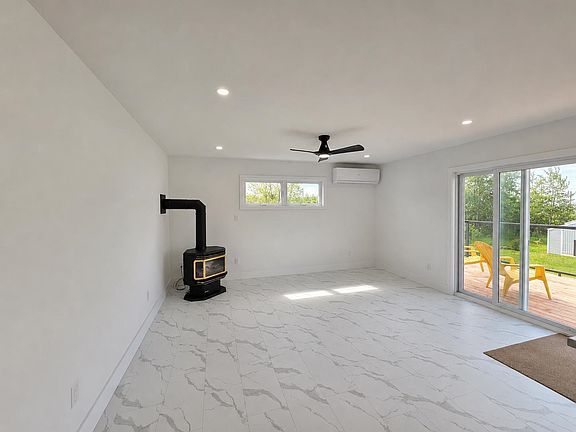 4th image of 10 Sutherland Ave