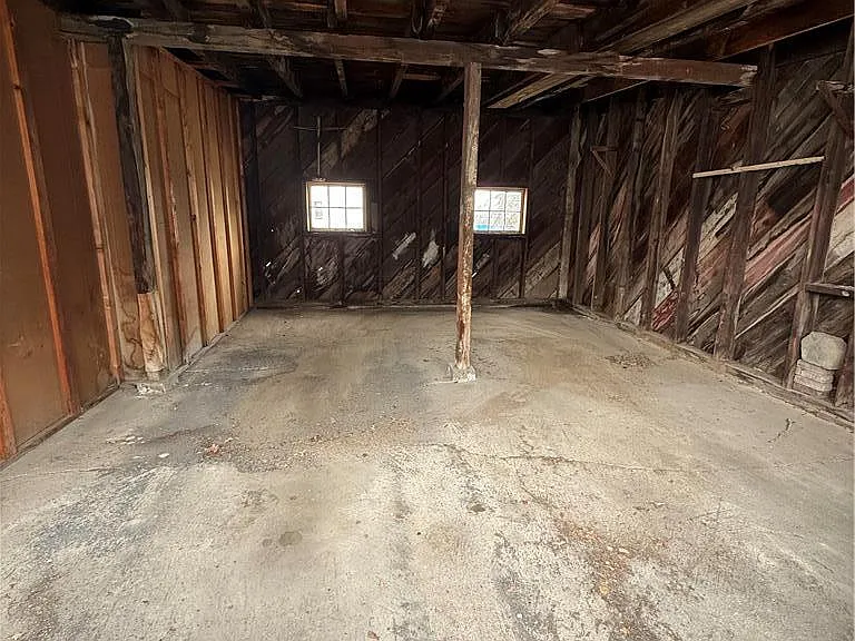 170 S Whitfield St — Photo 3