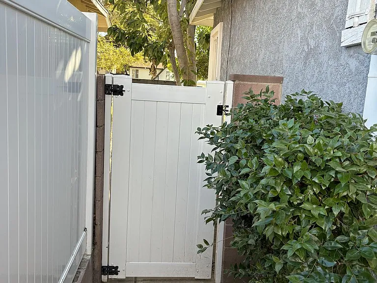 Side Gate