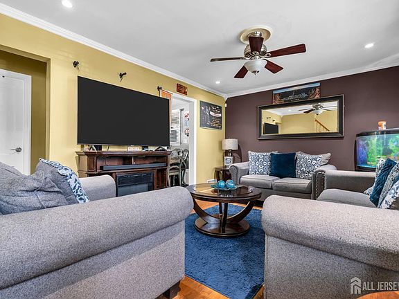 3rd image of 2708 Maple Ave