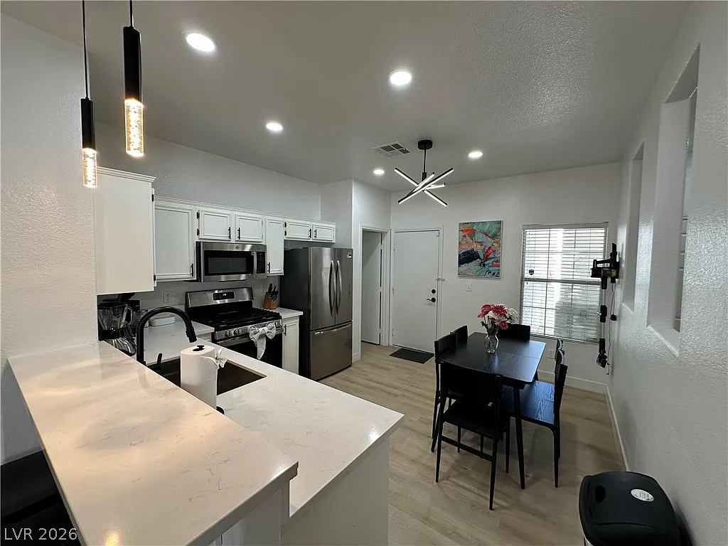 3 bed, 2.0 bath, 1386 sqft, $2,500 — Photo 4