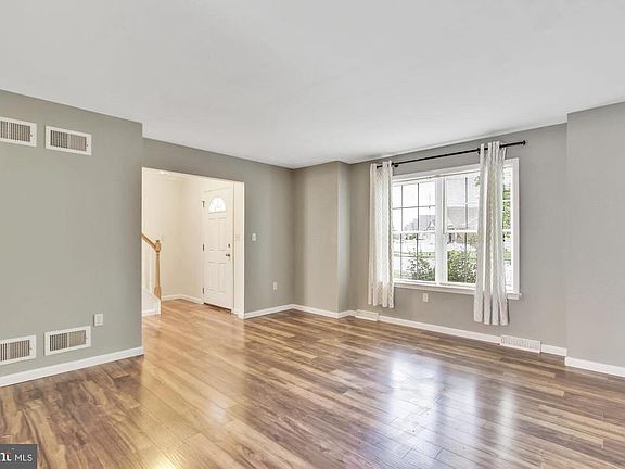 4th image of 245 Cambridge Dr