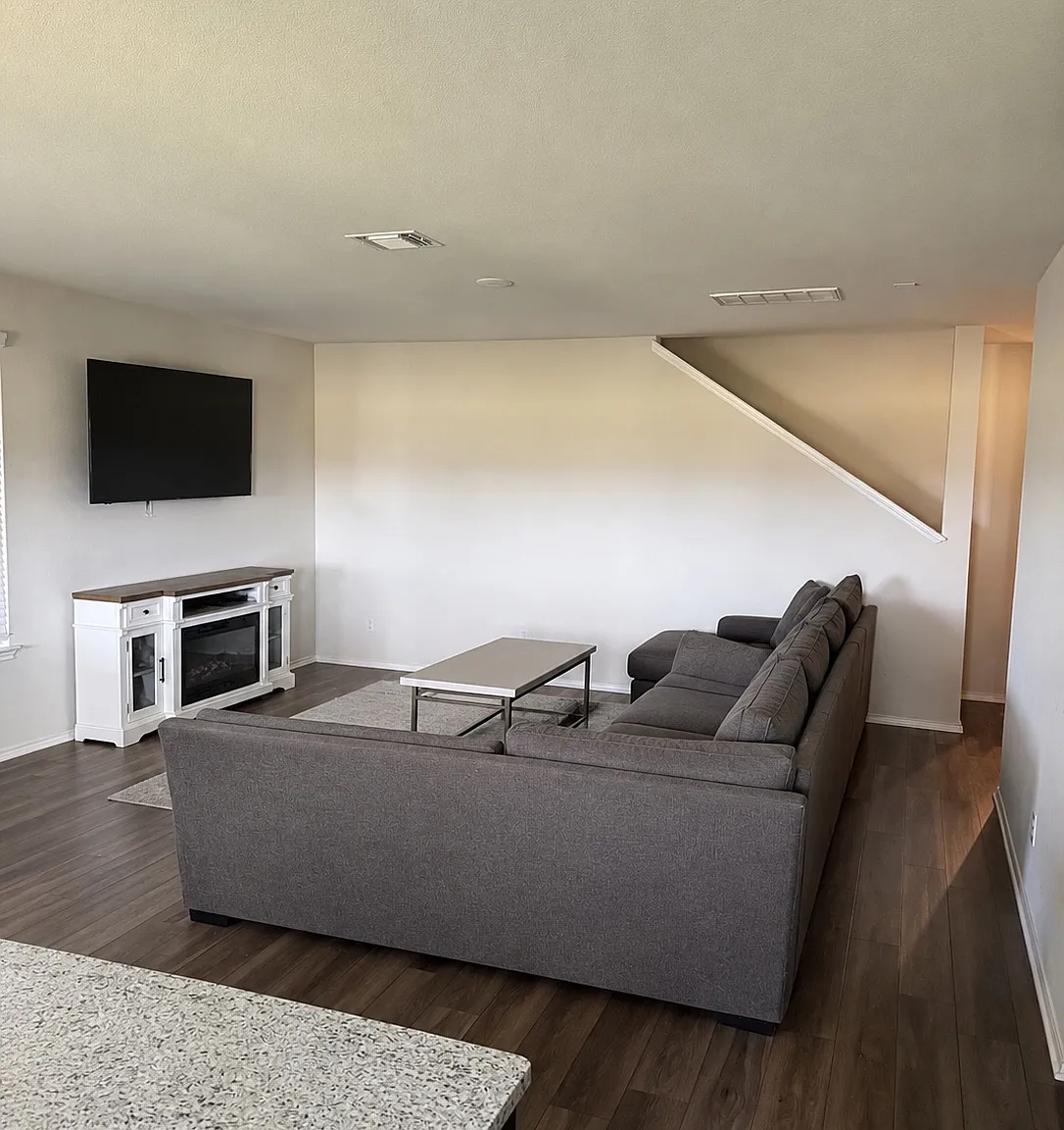 4 bed, 2.5 bath, 2473 sqft, $2,000 — Photo 4