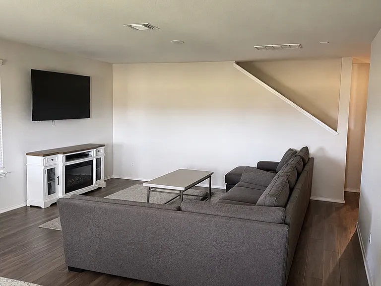 400 Bedford Falls Ln — Photo 4