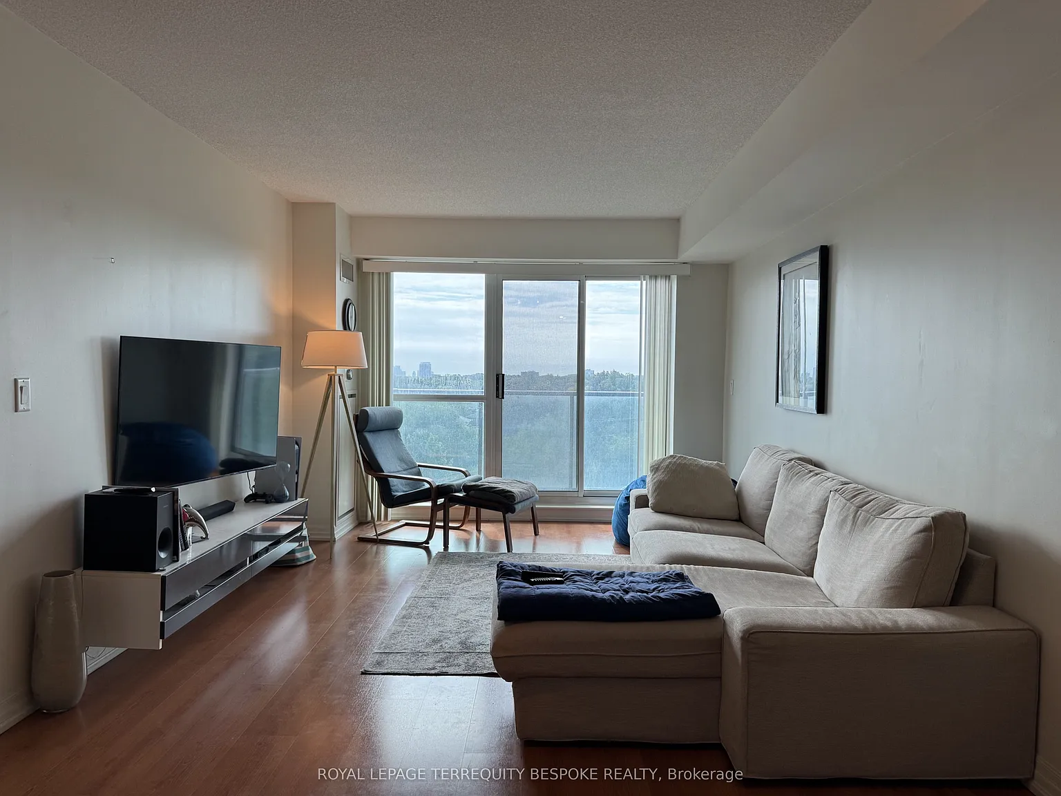 1403 Royal York Rd — Photo 3