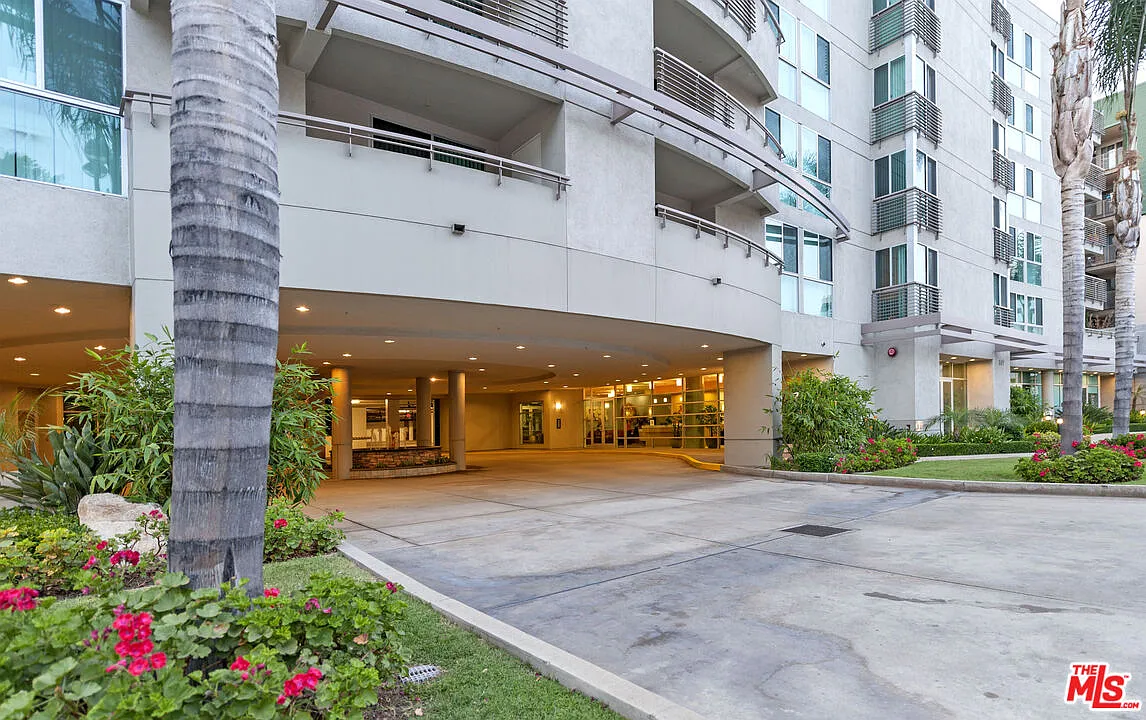 2 bed, 2.0 bath, 970 sqft, $2,600 — Photo 3