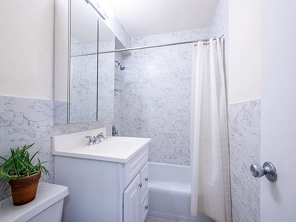 3rd image of 5900 Arlington Ave APT 2P