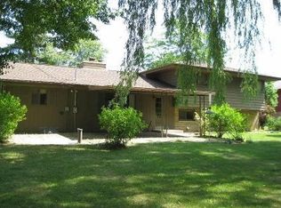 9041 N Rexleigh Dr, Bayside, WI 53217