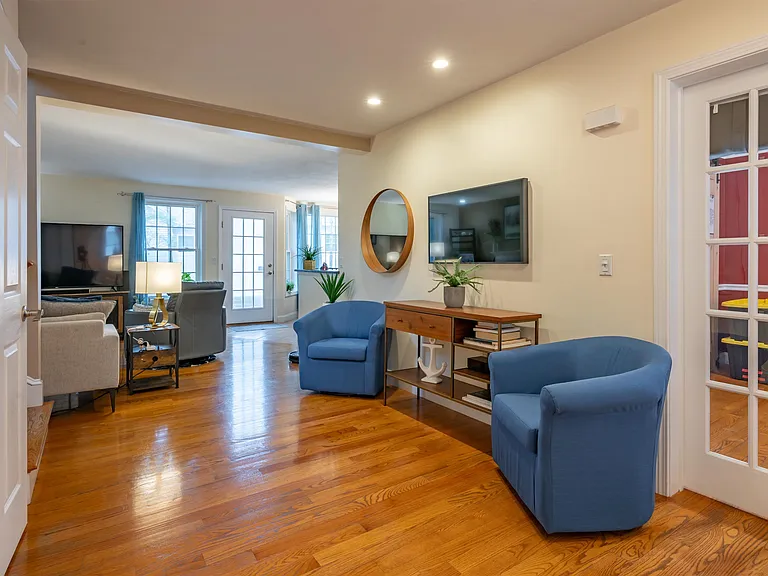 2 Lowther Pl — Photo 16
