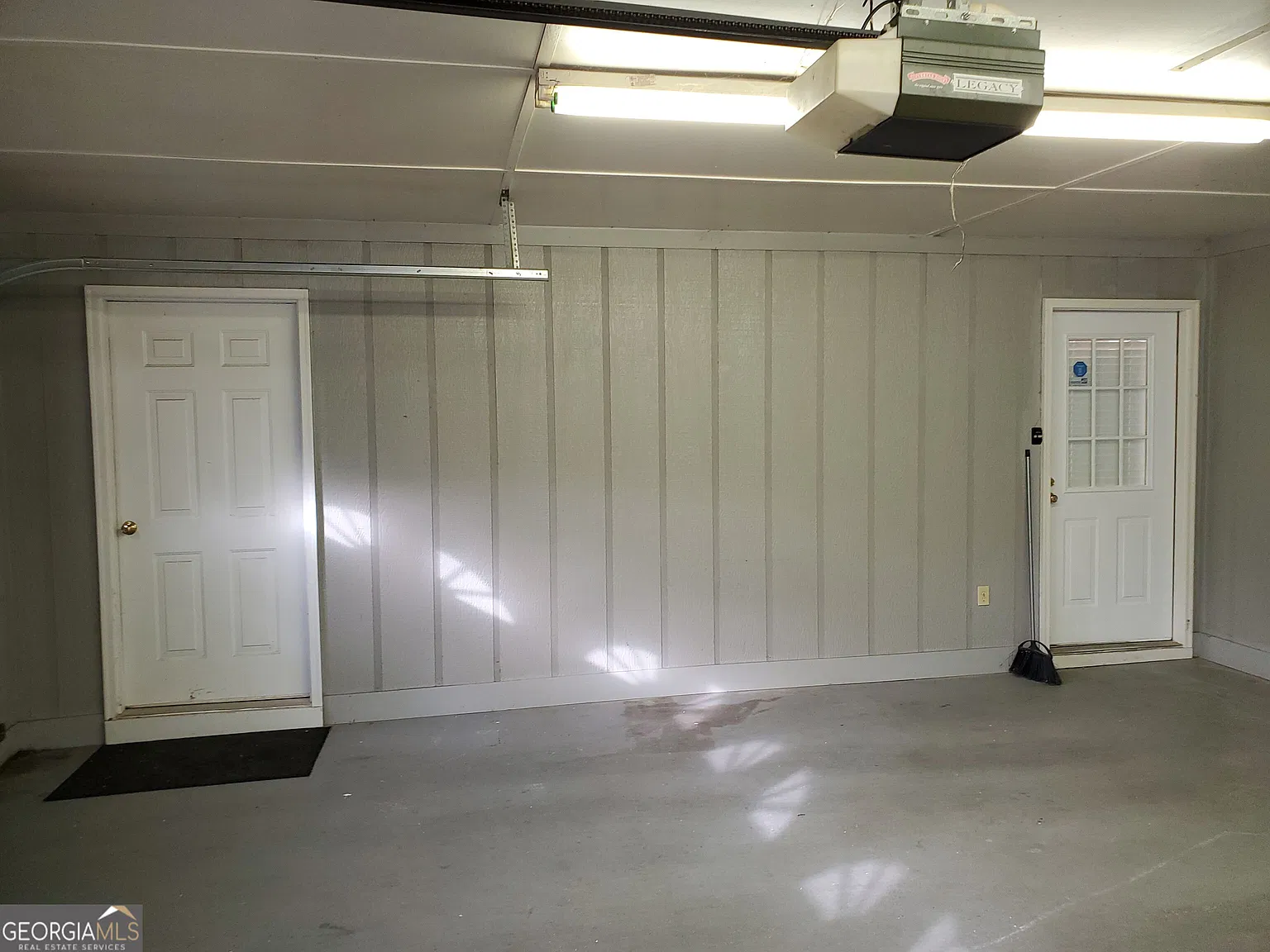 3 bed, 2.0 bath, $1,900 — Photo 1