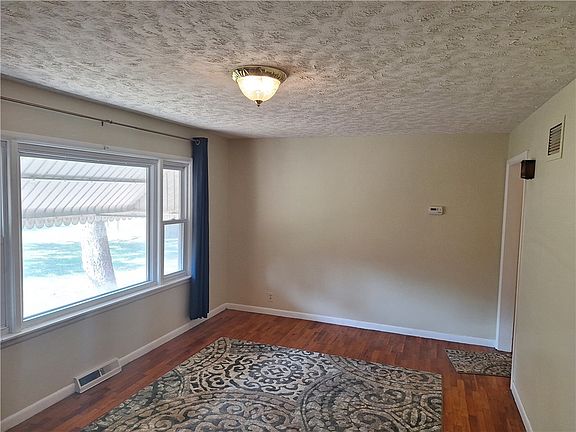 3rd image of 101 E Lincoln St