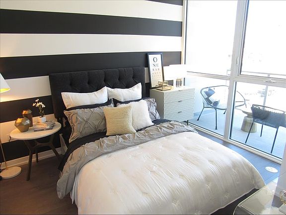 5th image of 747 N Hudson Ave #1