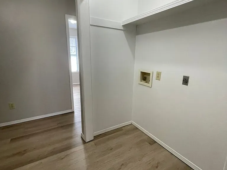521 N Oak Grove Ave #B — Photo 13