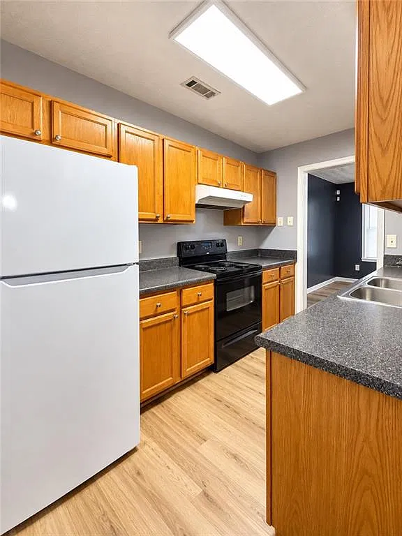 4 bed, 2.0 bath, 1200 sqft, $1,325 — Photo 3