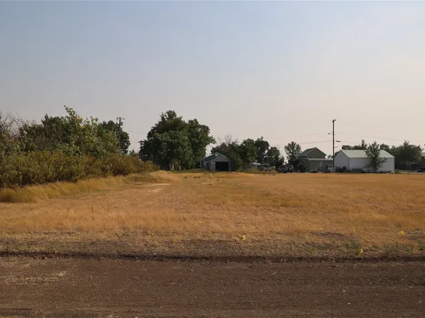 810 Iowa Ave, Valier, MT 59486