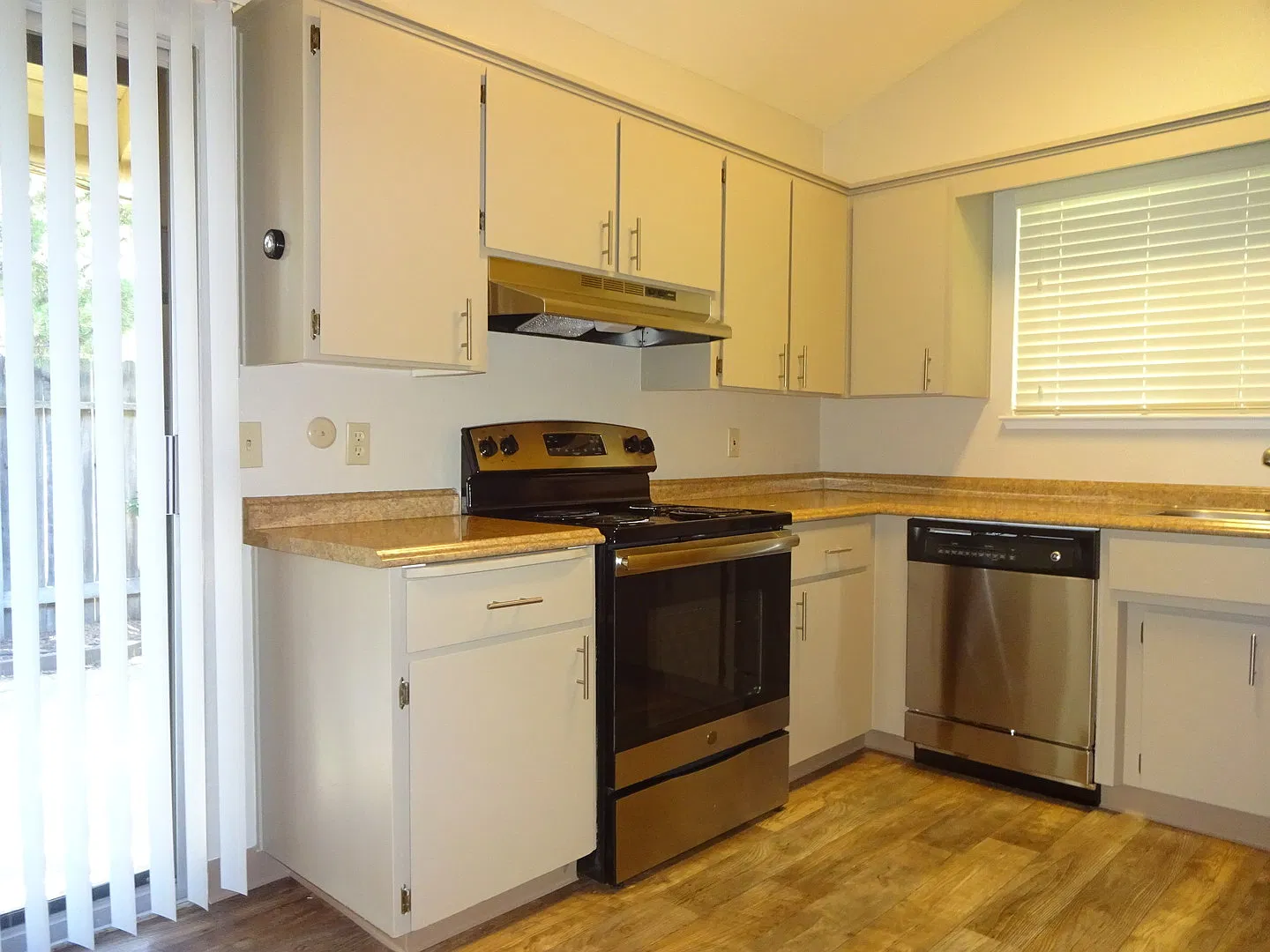 Espana West, Simply Gorgeous and All Single Story! — Photo 4