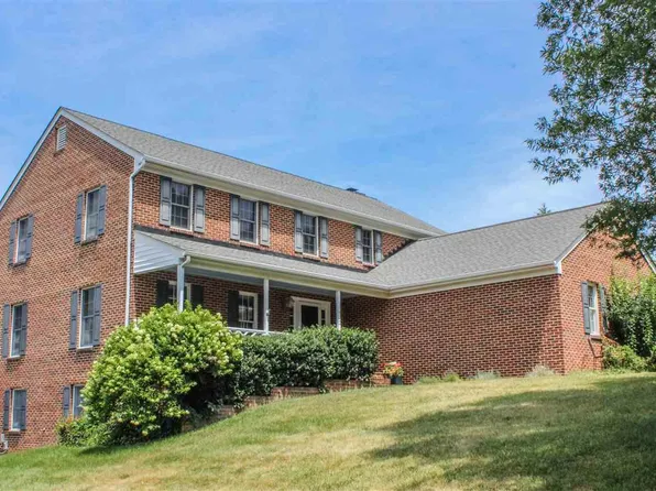 1632 Summit Dr, Waynesboro, VA 22980