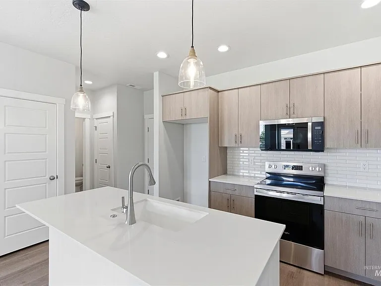 6905 S Spindlebush Ave — Photo 3