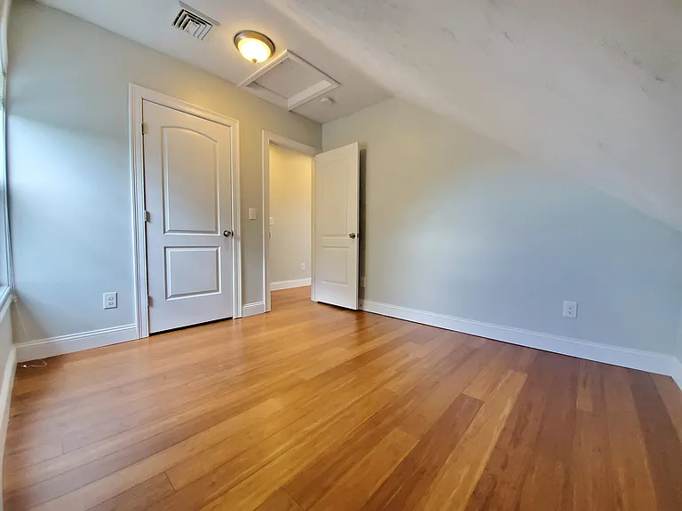 76 Camp St #3R — Photo 4