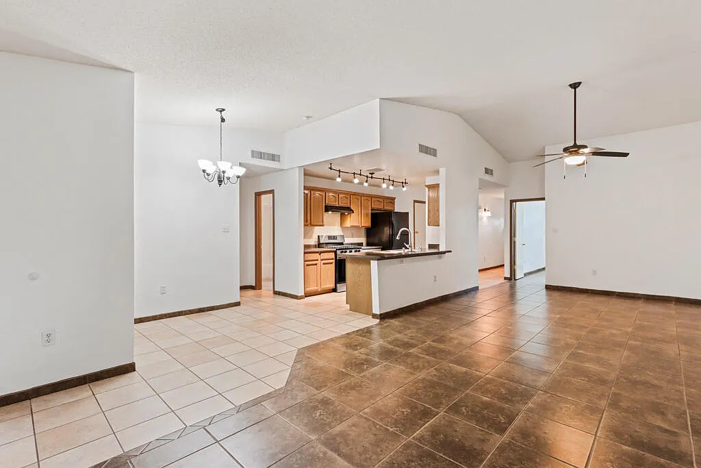 3 bed, 2.0 bath, 1122 sqft, $1,550 — Photo 3
