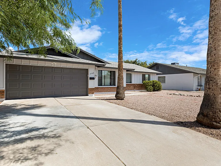 2500 E Hermosa Dr — Photo 37
