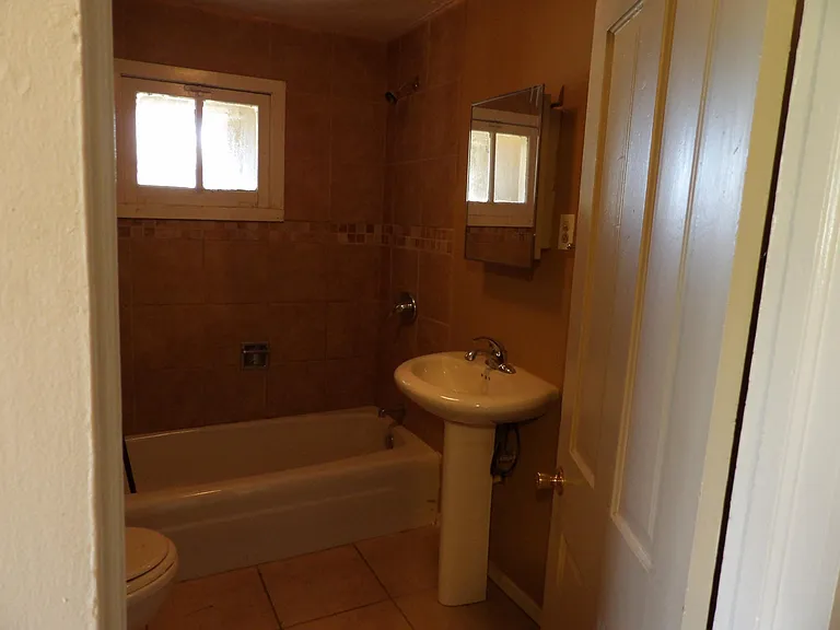 821 S Logan Ave — Photo 8